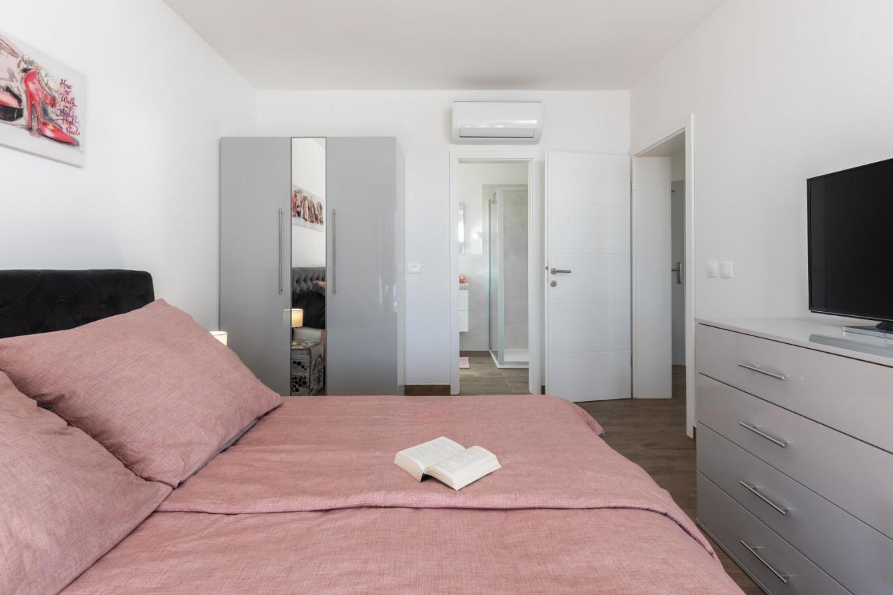 Neo Villa *